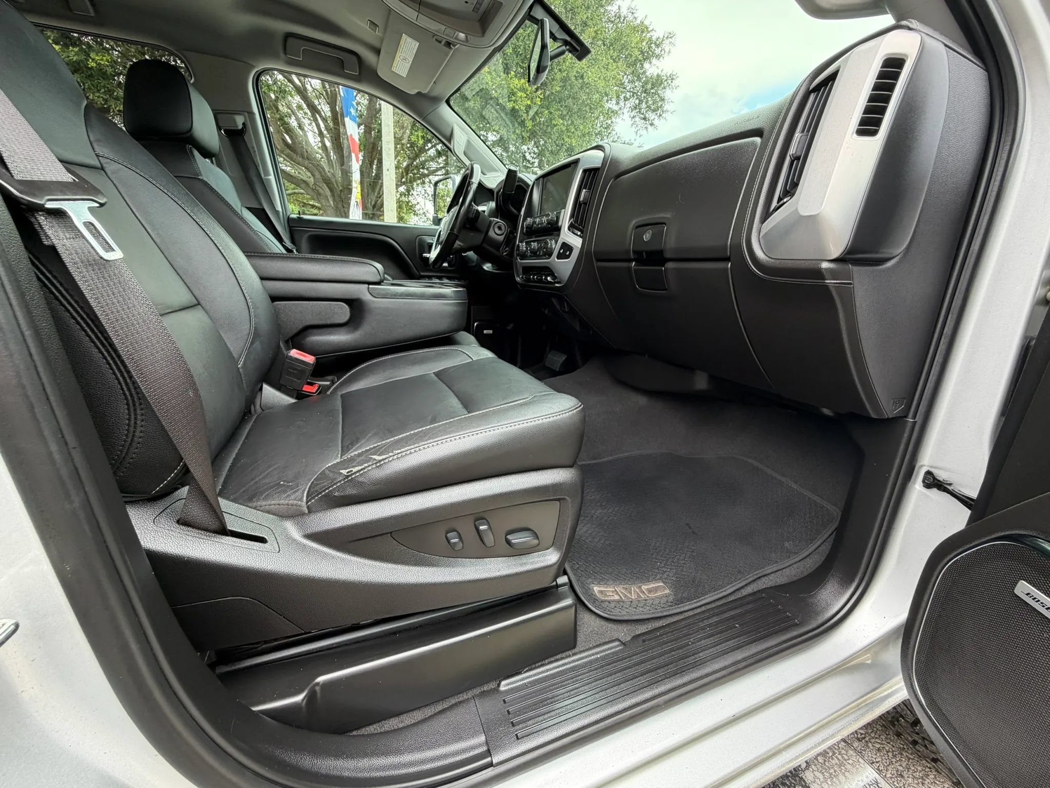 Used 2019 GMC Sierra 2500 SLT w/ Duramax Plus Package AWD/4WD image 13