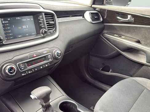 Used 2019 Kia Sorento LX image 16