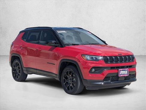 Used 2023 Jeep Compass Latitude AWD/4WD image 3
