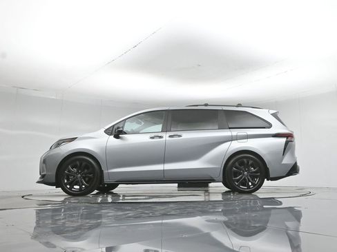 Used 2025 Toyota Sienna XSE w/ XSE Premium Package FWD image 8