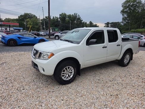 Used 2015 Nissan Frontier SV AWD/4WD image 2