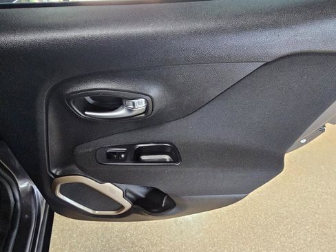 Used 2016 Jeep Renegade Latitude w/ Popular Equipment Group image 13