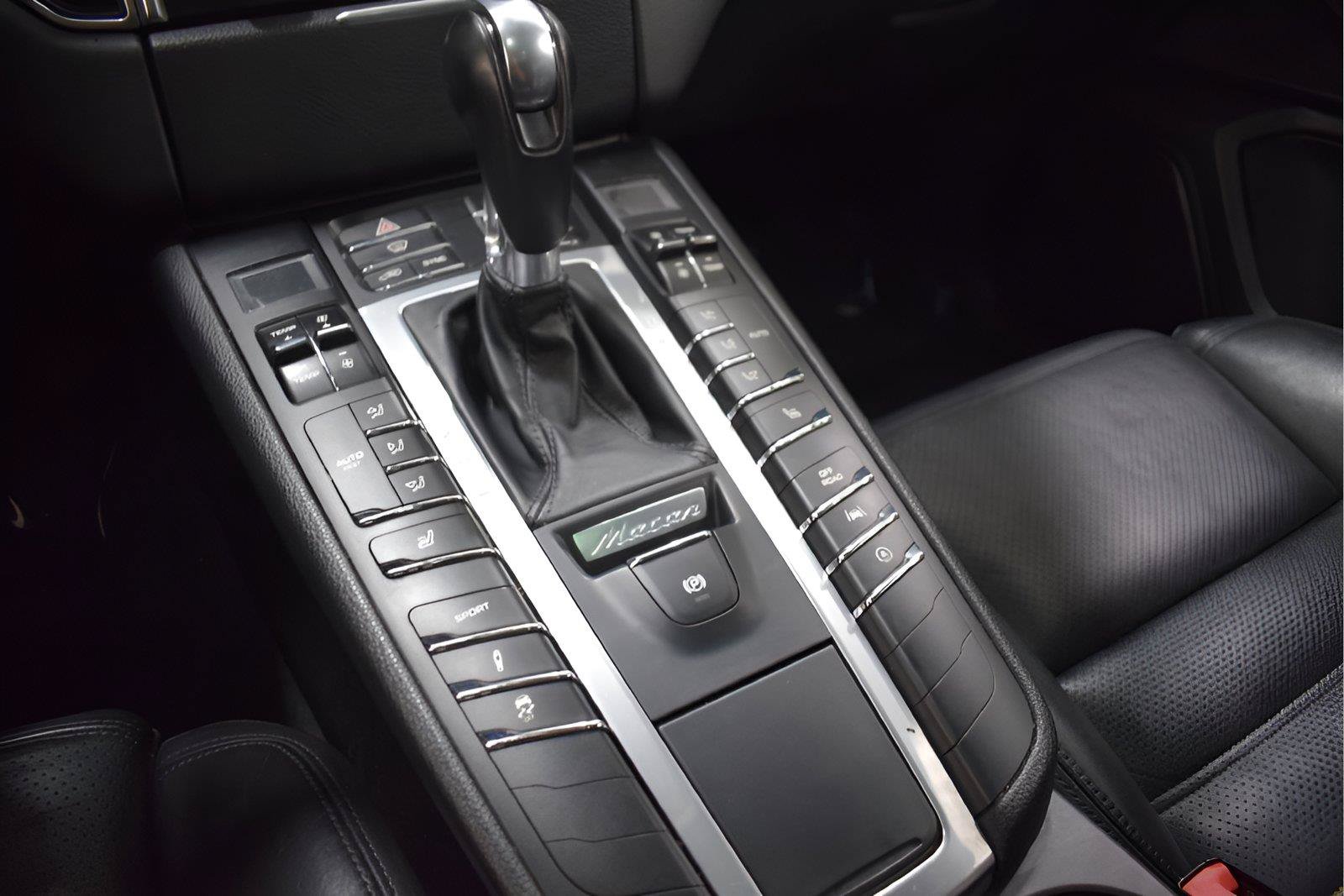 Used 2017 Porsche Macan Turbo AWD/4WD image 15