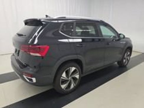 Used 2024 Volkswagen Taos SE w/ Panoramic Sunroof Package AWD/4WD image 24