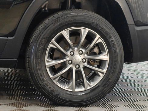 Used 2019 Jeep Cherokee Latitude Plus w/ Comfort/Convenience Group AWD/4WD image 54