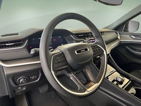 Used 2024 Jeep Grand Cherokee Limited image 23