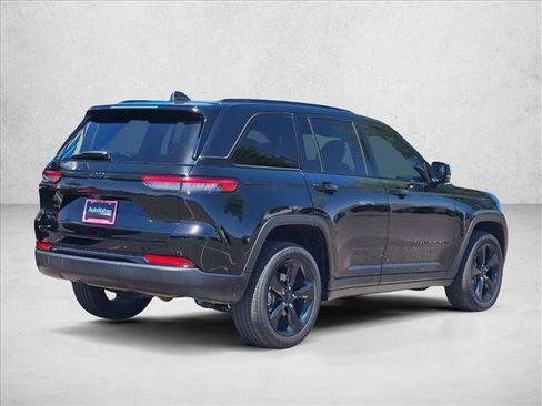 Used 2023 Jeep Grand Cherokee Altitude AWD/4WD image 5