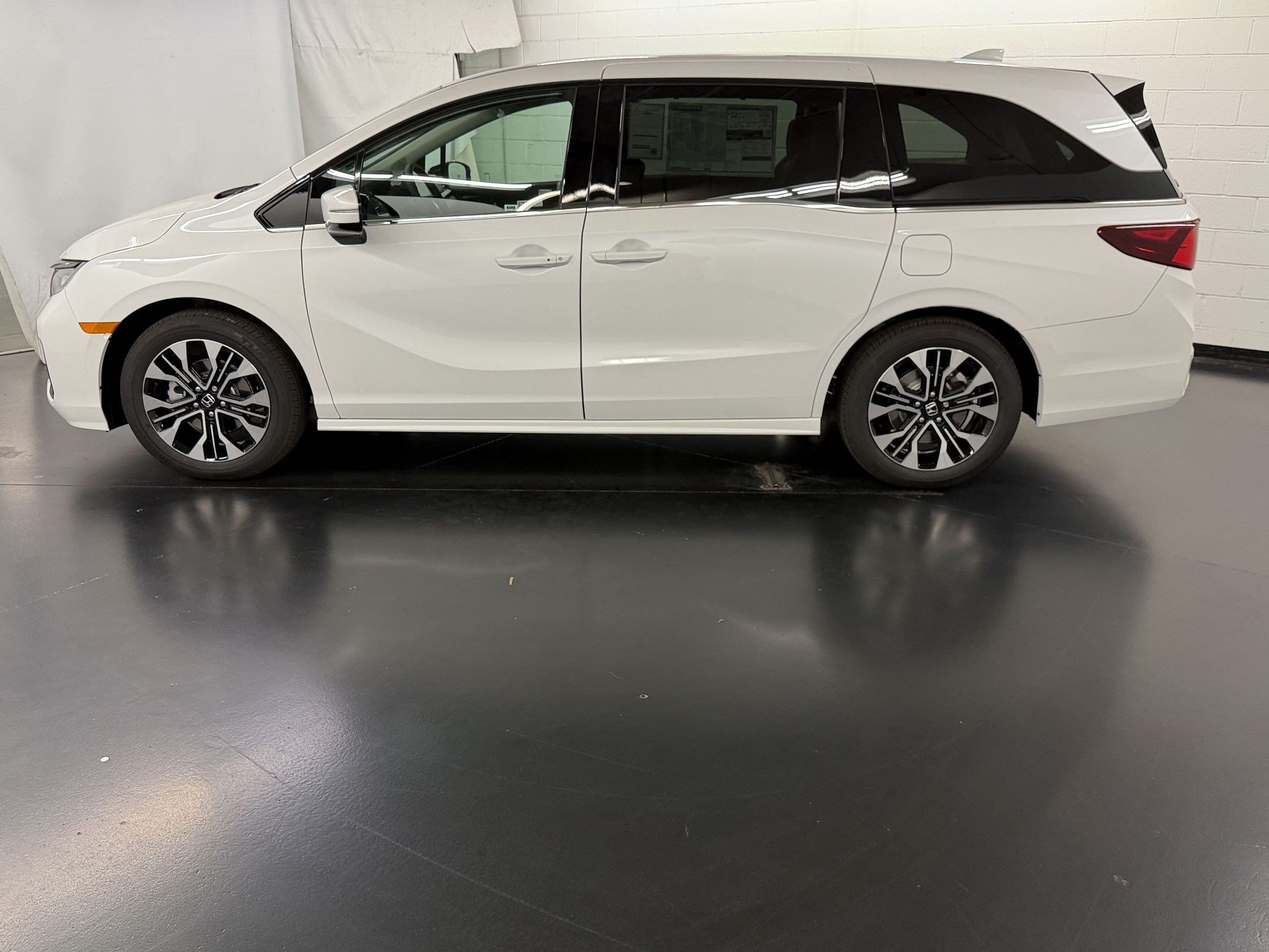 New 2027 Honda Odyssey Elite image 2