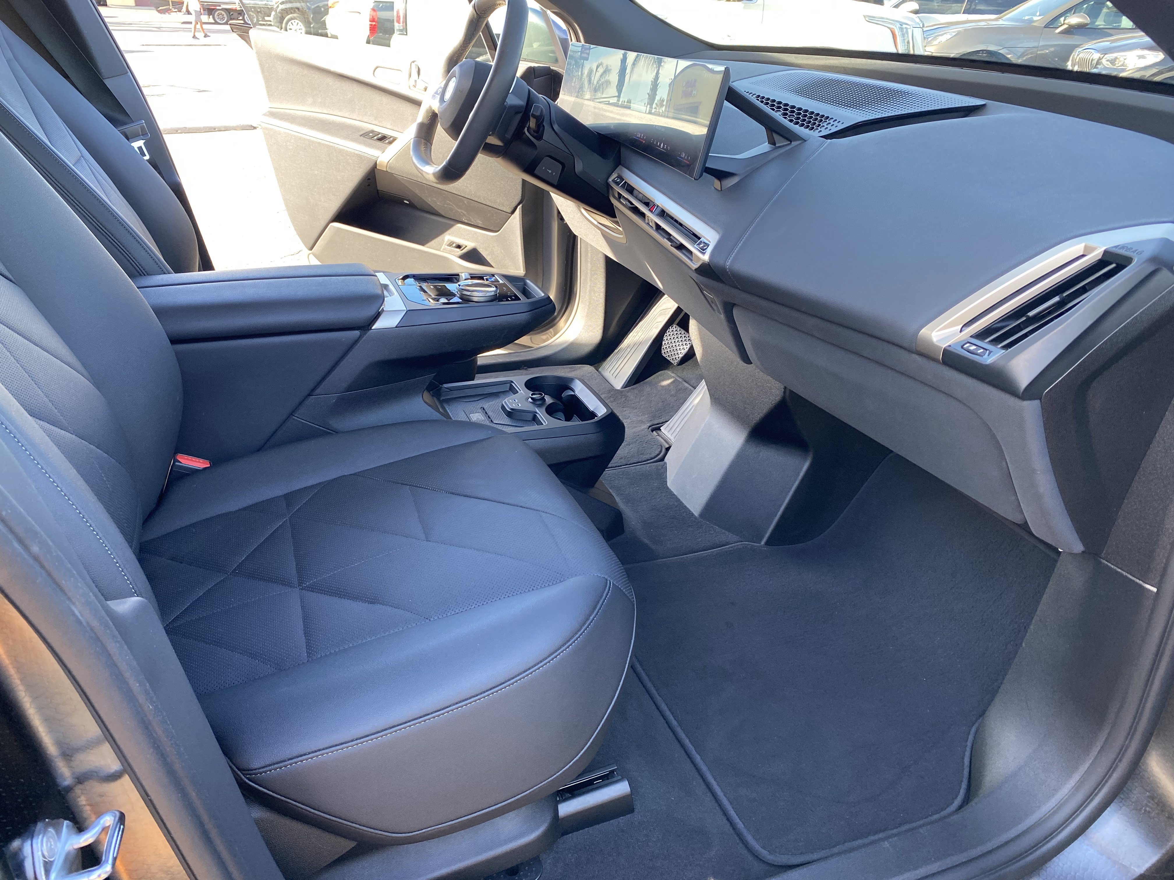 Used 2024 BMW iX xDrive50 w/ Premium Package AWD/4WD image 28