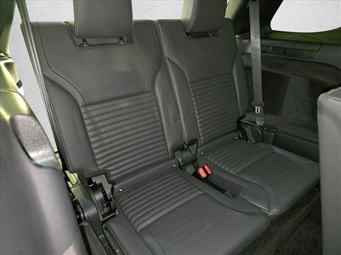 Certified 2024 Land Rover Discovery Dynamic SE image 12