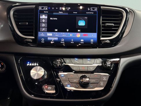 Used 2025 Chrysler Pacifica Select FWD image 40