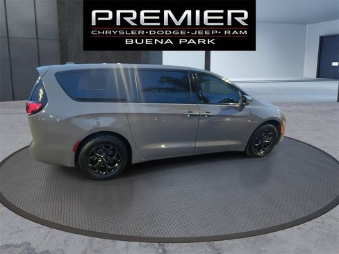 Used 2022 Chrysler Pacifica Touring-L w/ S Appearance Package image 9