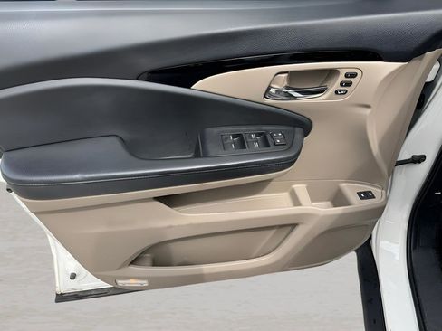 Used 2019 Honda Pilot Touring image 16