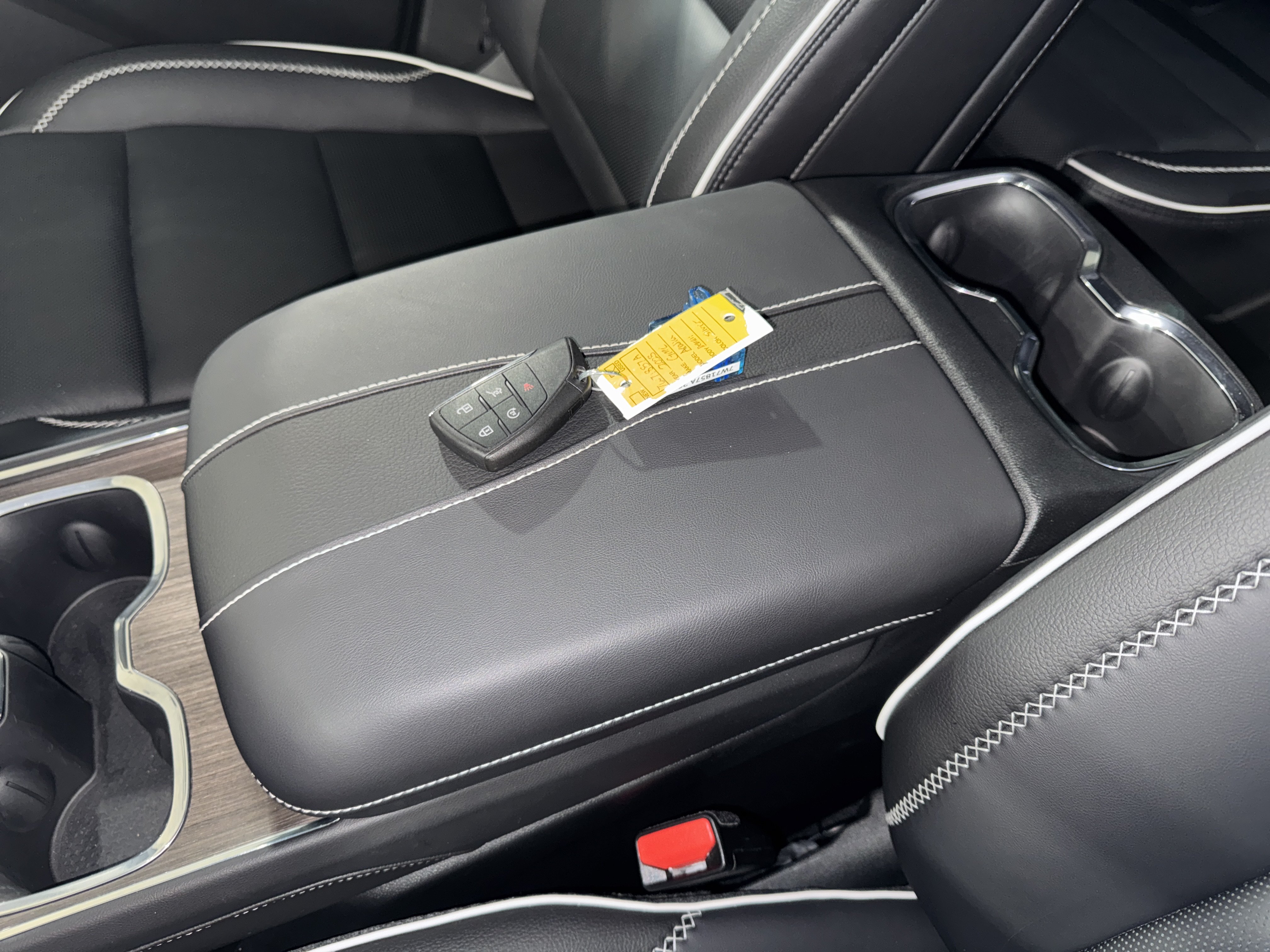 Used 2025 GMC Acadia Denali FWD image 30