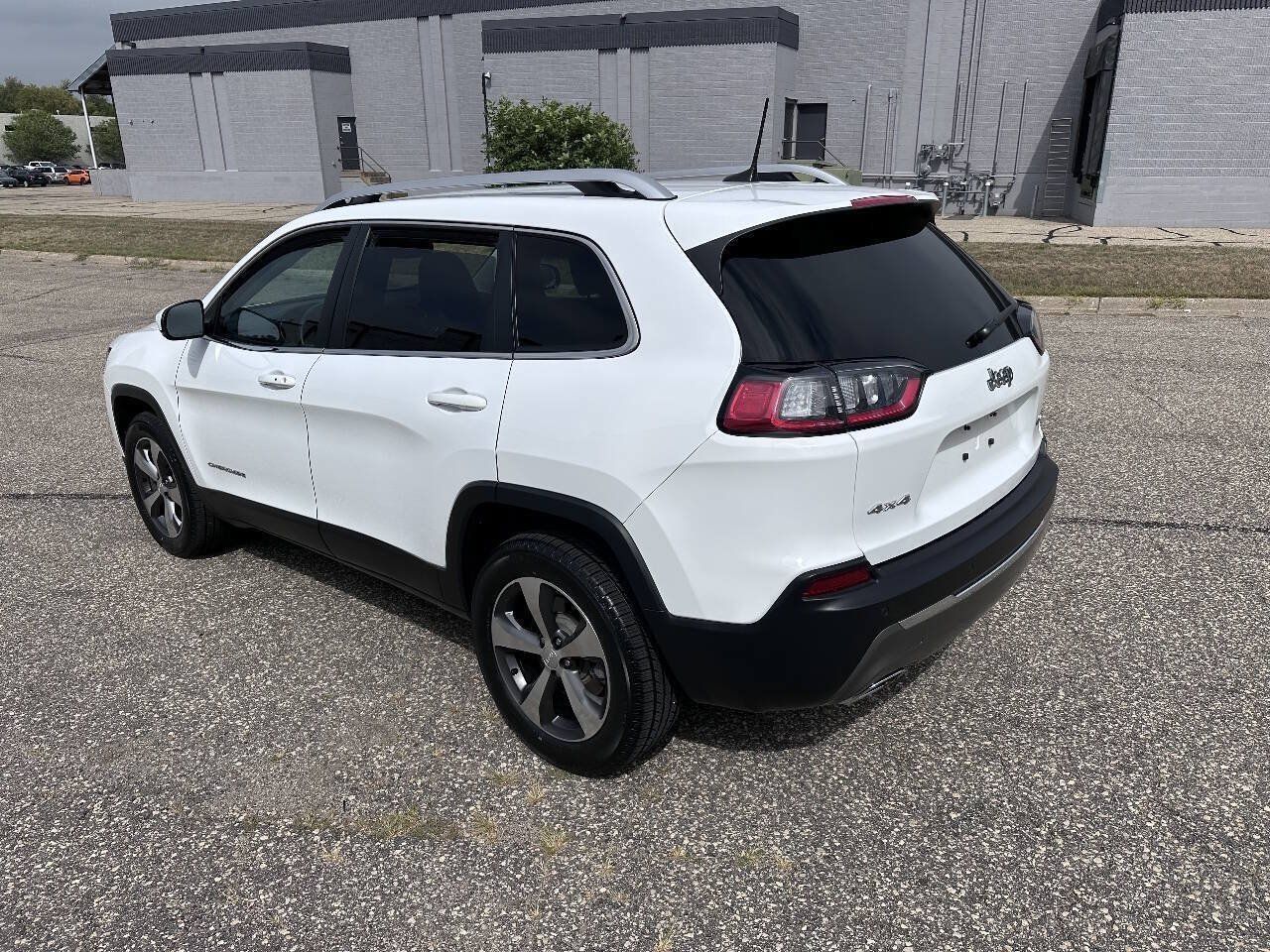 Used 2019 Jeep Cherokee Limited AWD/4WD image 5