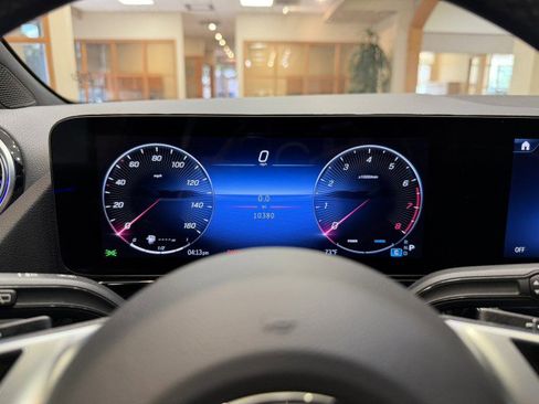 Used 2025 Mercedes-Benz GLA 250 image 9