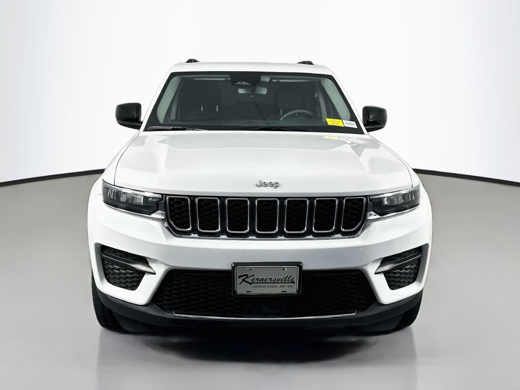 Used 2023 Jeep Grand Cherokee Laredo AWD/4WD image 2