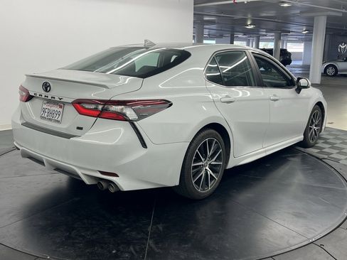Used 2023 Toyota Camry SE image 4