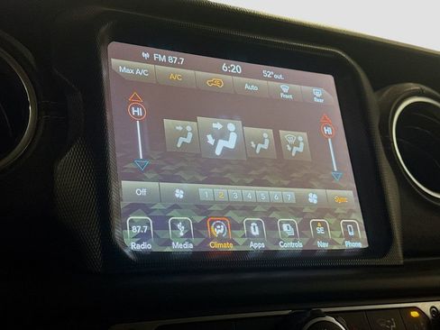 Used 2019 Jeep Wrangler Unlimited Sahara image 19