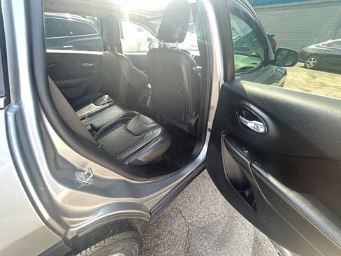 Used 2016 Jeep Cherokee Limited w/ Luxury Group image 8