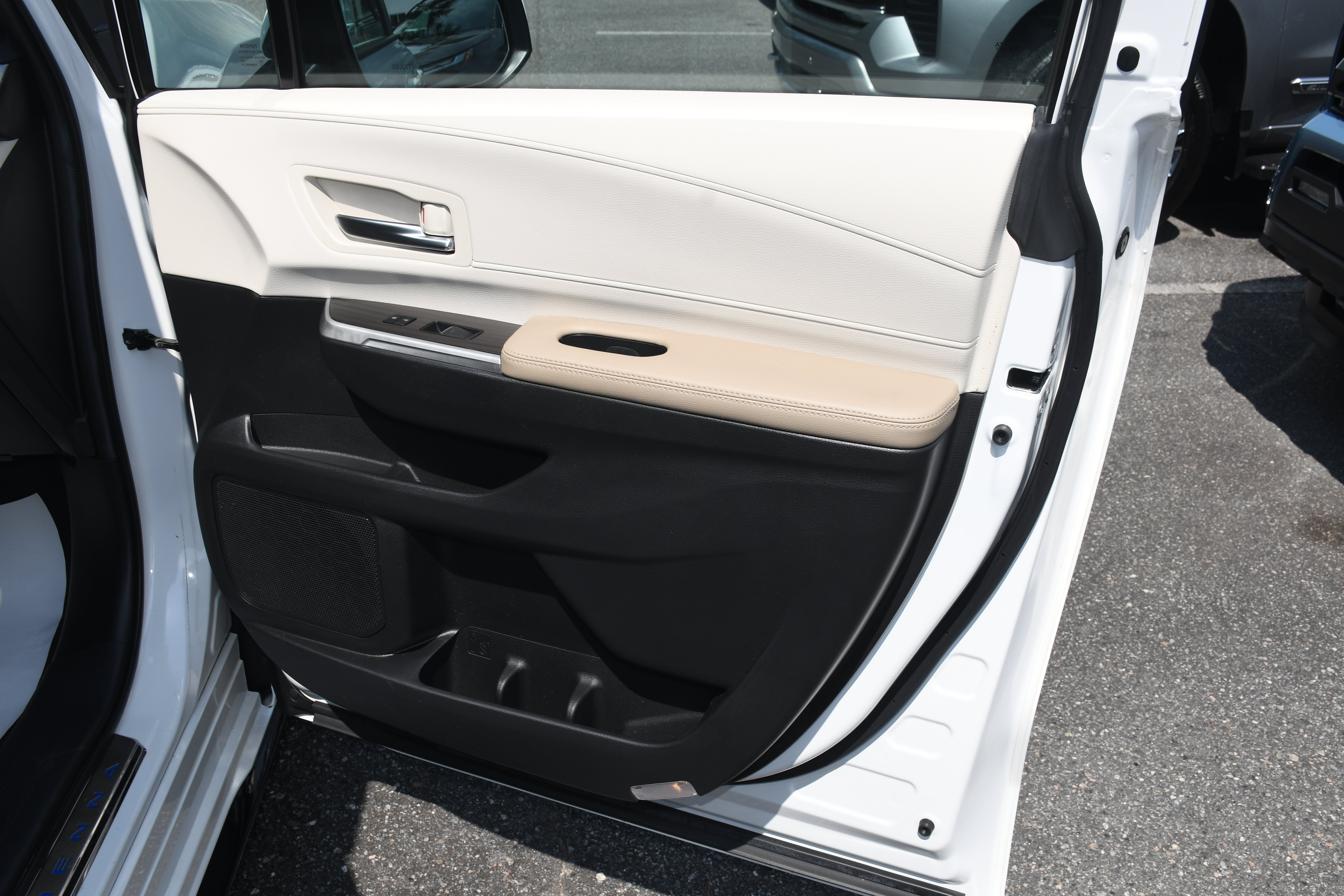 Certified 2024 Toyota Sienna Limited FWD image 20