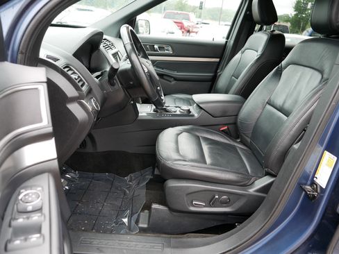 Used 2018 Ford Explorer XLT w/ Equipment Group 202A AWD/4WD image 12