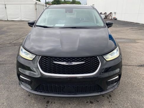 Used 2023 Chrysler Pacifica Touring-L FWD image 2