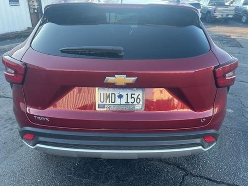 Used 2024 Chevrolet Trax LT w/ LT Convenience Package image 9