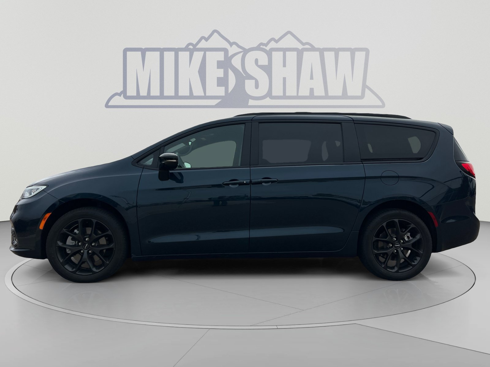 Used 2024 Chrysler Pacifica Touring-L w/ S Appearance Package AWD/4WD image 2