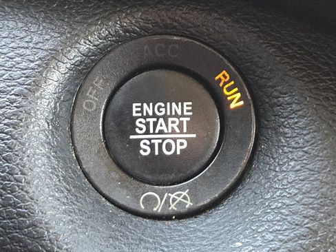 Used 2018 Jeep Cherokee Trailhawk w/ Cold Weather Group image 33