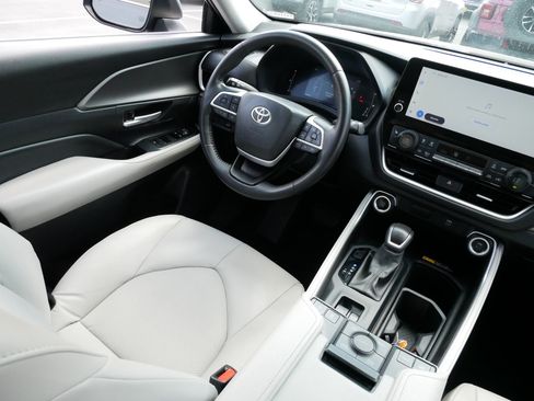 Used 2024 Toyota Grand Highlander AWD image 9