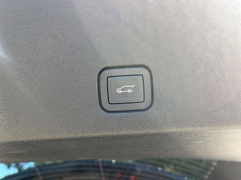 Used 2025 Cadillac XT6 Premium Luxury image 6