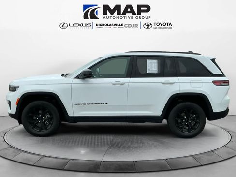 Used 2025 Jeep Grand Cherokee Altitude AWD/4WD image 2