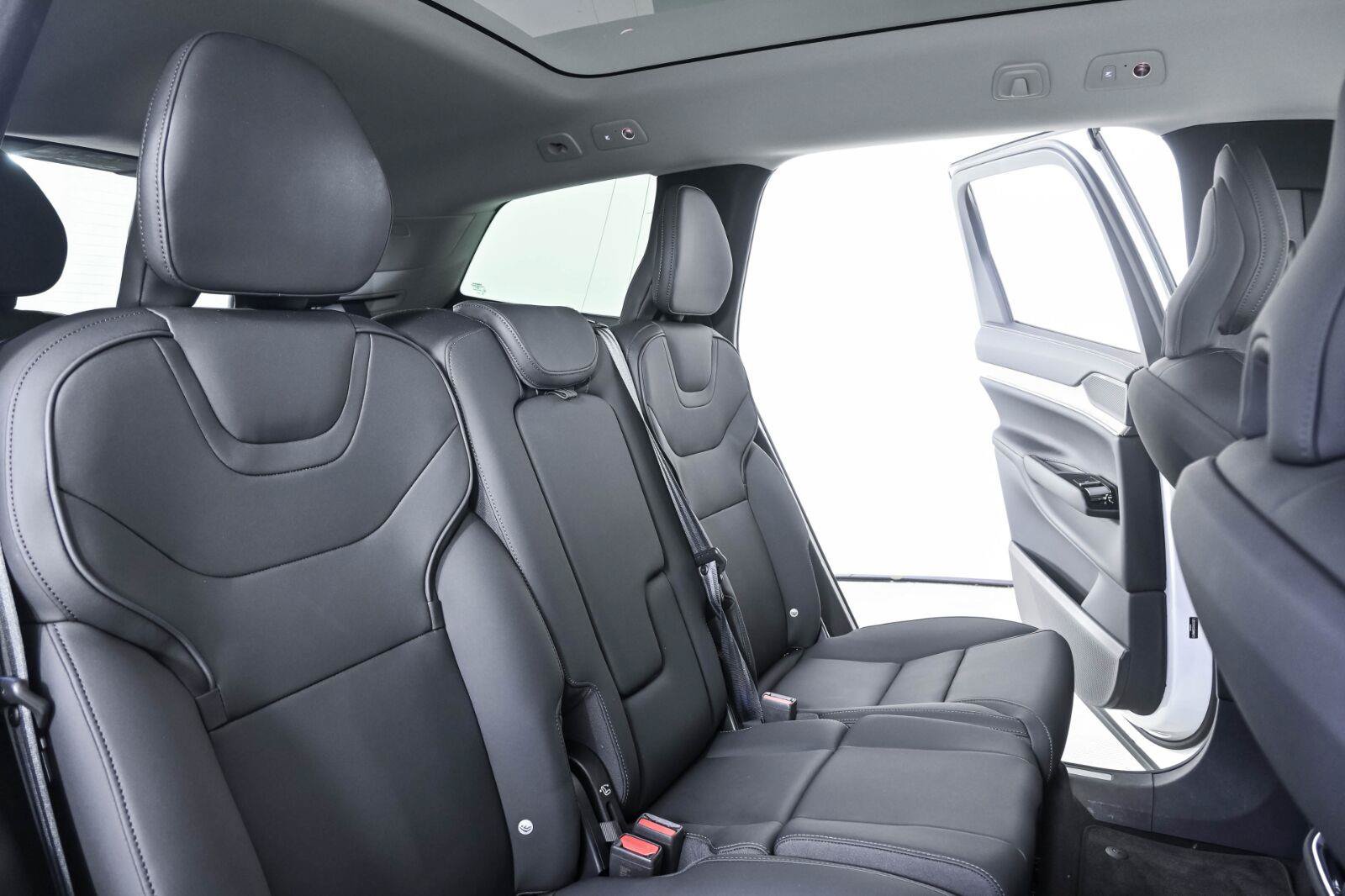 Certified 2025 Volvo EX90 Plus AWD/4WD image 21