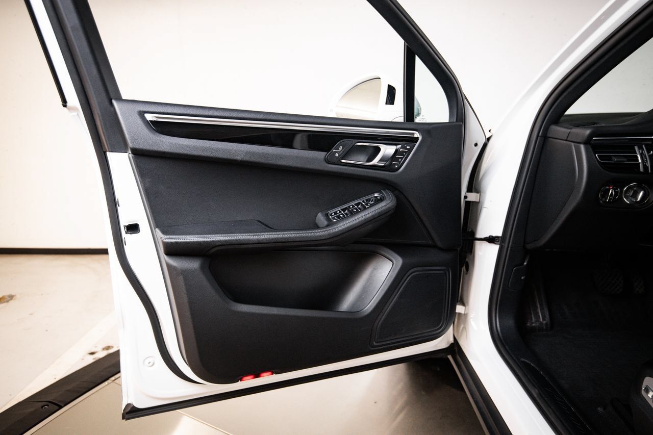 Certified 2023 Porsche Macan AWD/4WD image 23