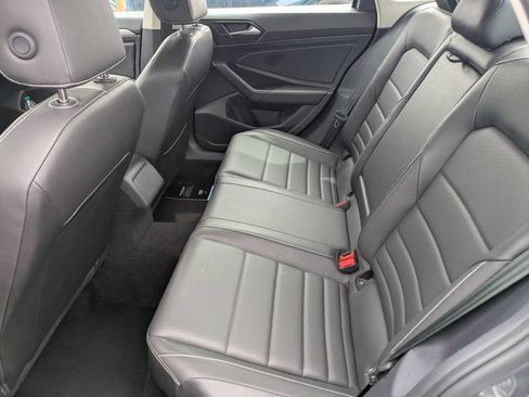 Used 2024 Volkswagen Jetta SE FWD image 9