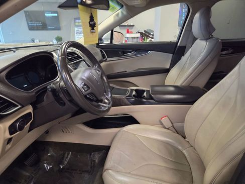 Used 2017 Lincoln MKX Reserve w/ Driver Assistance Package image 18