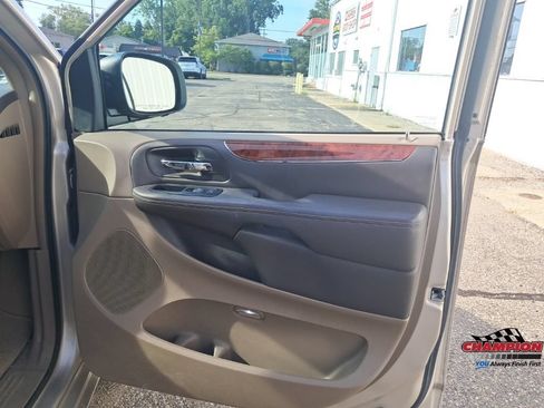 Used 2013 Chrysler Town & Country Touring FWD image 20