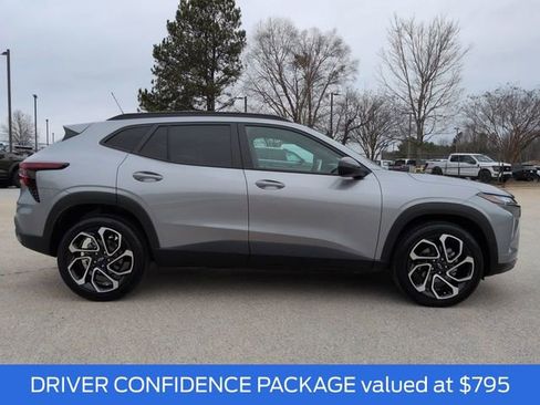 Used 2025 Chevrolet Trax RS w/ Sunroof Package image 3