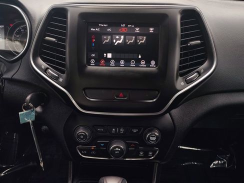 Used 2019 Jeep Cherokee Latitude w/ Popular Appearance Group image 4