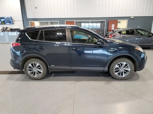 Used 2018 Toyota RAV4 XLE AWD/4WD image 8