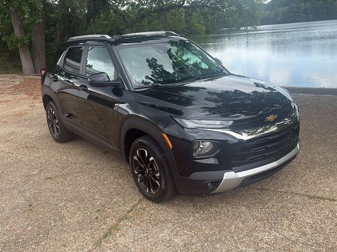 Used 2023 Chevrolet TrailBlazer LT w/ Convenience Package AWD/4WD image 2