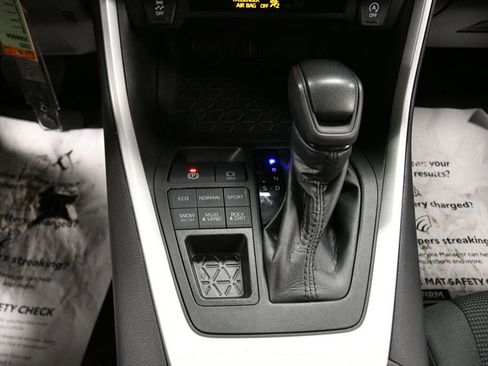 Used 2022 Toyota RAV4 LE image 17