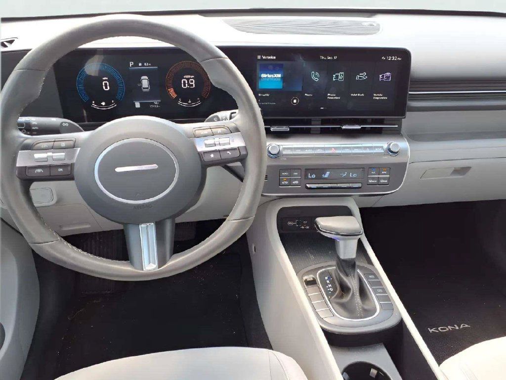 Used 2025 Hyundai Kona SEL FWD image 11
