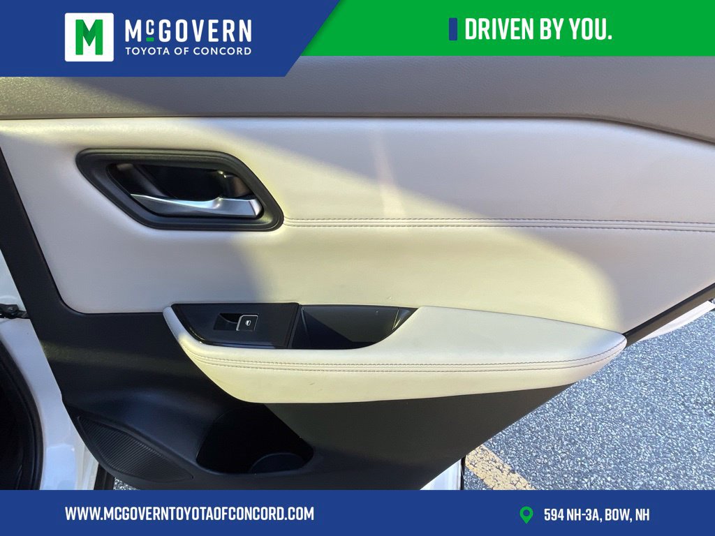 Used 2024 Nissan Rogue SL AWD/4WD image 31