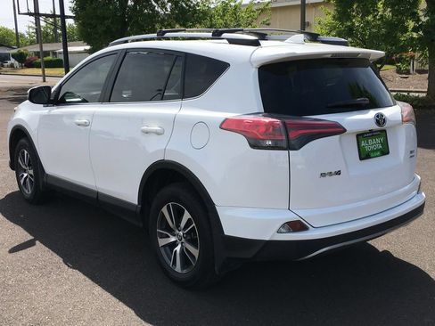 Used 2018 Toyota RAV4 XLE AWD/4WD image 4