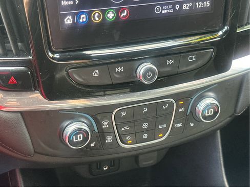 Used 2022 Chevrolet Traverse LT image 35