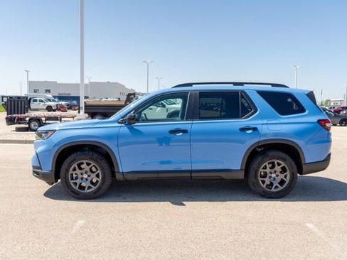Used 2025 Honda Pilot TrailSport image 4