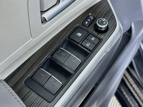 Used 2024 Toyota Sienna Limited AWD/4WD image 18