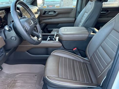 Certified 2025 GMC Yukon Denali Ultimate w/ LPO, Floor Liner Package image 9